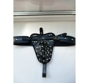 Мужские трусы-стринги с клепками Мужские трусы-стринги с клепками