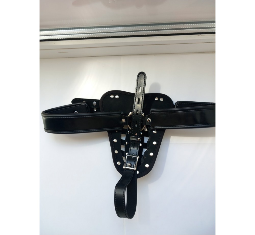 Мужские трусы-стринги с клепками Мужские трусы-стринги с клепками