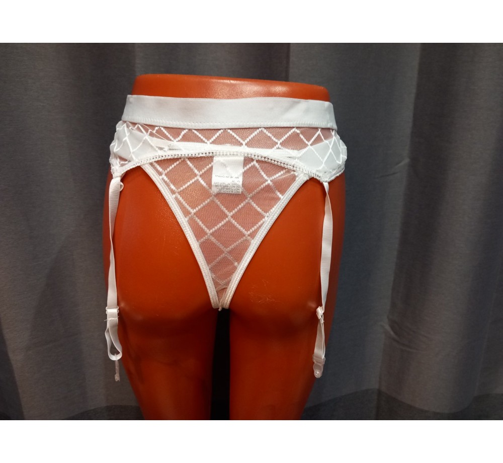 Комплект бюстгальтер с косточками,трусики и пояс для чулок,цвет белый,размер L. Комплект бюстгальтер с косточками,трусики и пояс для чулок,цвет белый,размер L.