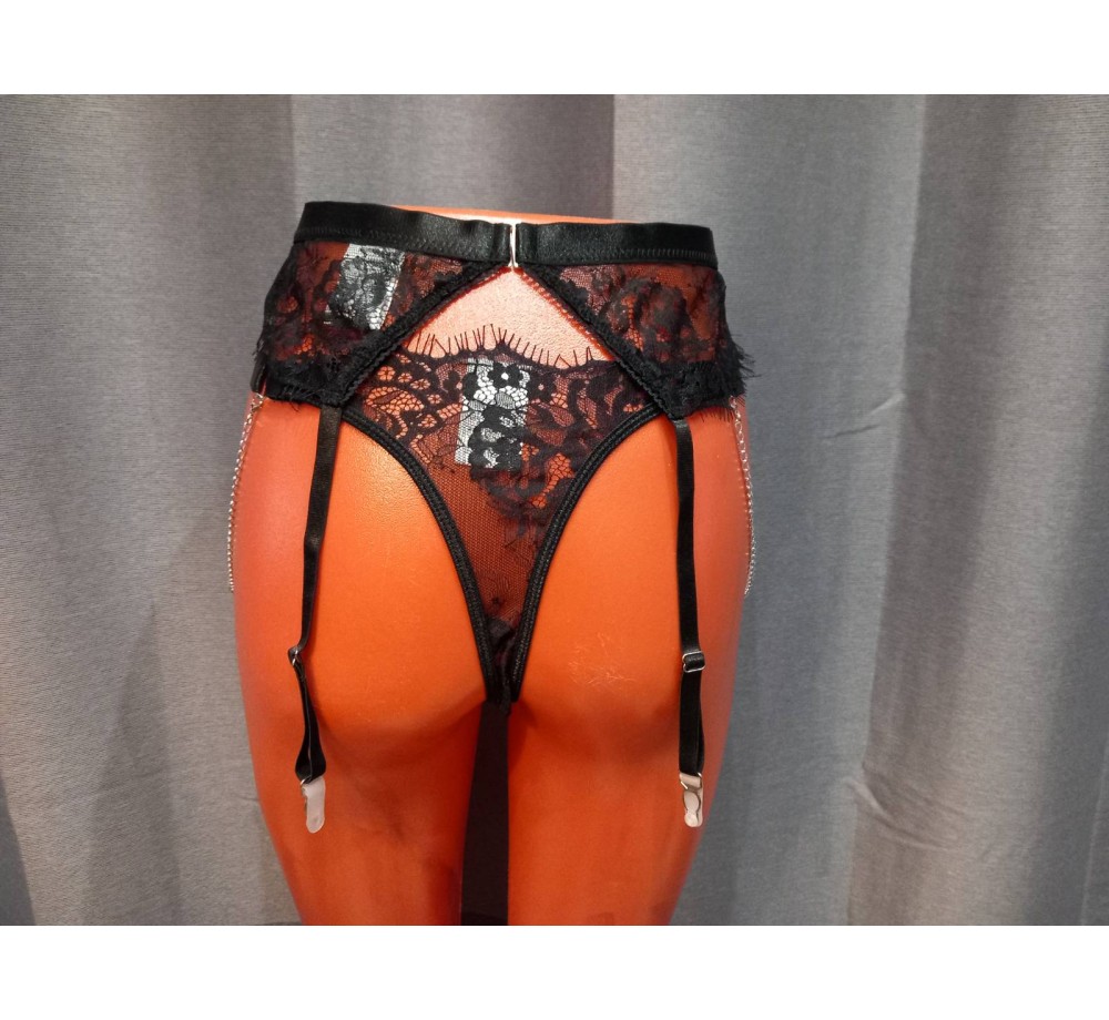 Комплект бюстгальтер с косточкам,трусики стринг и пояс для чулок,цвет черный,размер M. Комплект бюстгальтер с косточкам,трусики стринг и пояс для чулок,цвет черный,размер M.