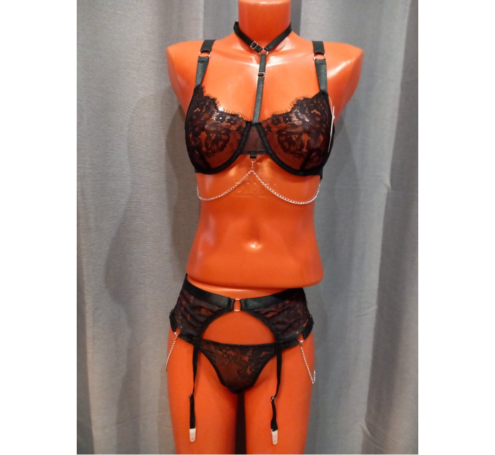 Комплект бюстгальтер с косточкам,трусики стринг и пояс для чулок,цвет черный,размер M. Комплект бюстгальтер с косточкам,трусики стринг и пояс для чулок,цвет черный,размер M.