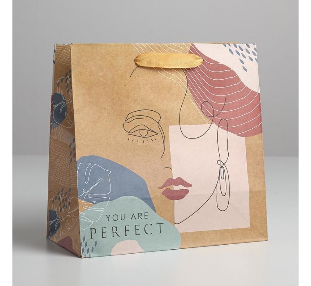 Пакет подарочный в ассортименте,размер  22 см х 11 см х 22 см.