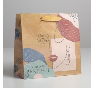 Пакет подарочный в ассортименте,размер 22 см х 11 см х 22 см. Пакет подарочный в ассортименте,размер 22 см х 11 см х 22 см.