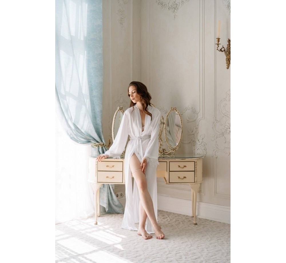 Халат женский атласный с перьями,цвет белый,размер S,L. Халат женский атласный с перьями,цвет белый,размер S,L.