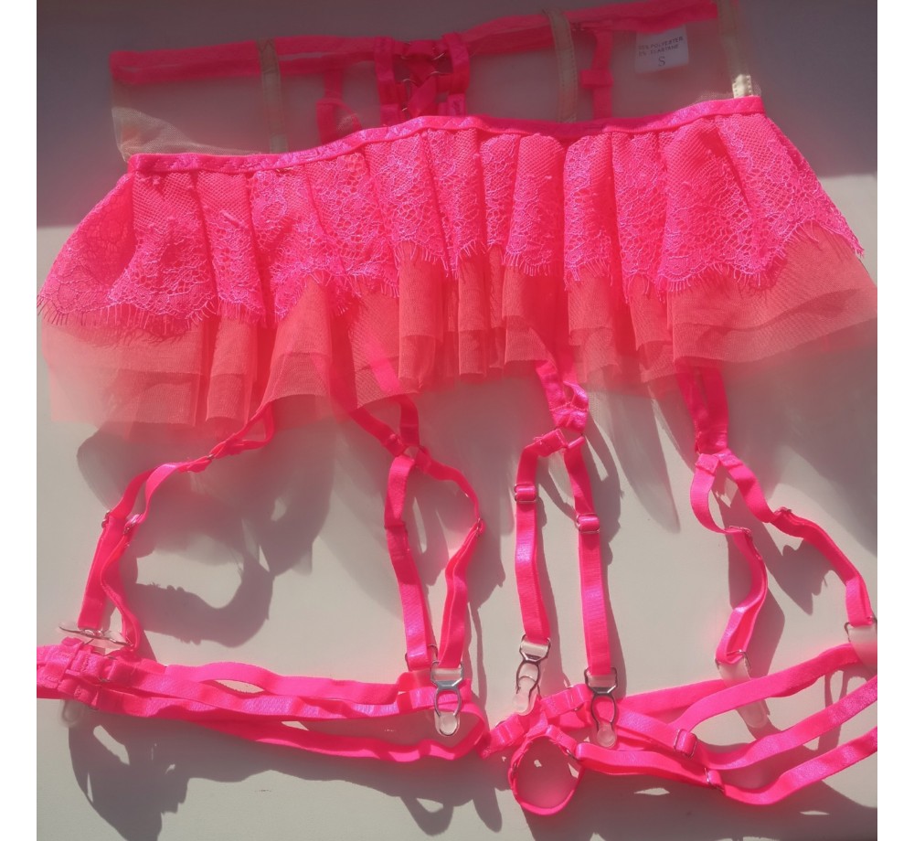 Комплект бюстгальтер с косточкам ,трусики стринг и пояс с гартерами и стрэпами,цвет розовый,размер M. Комплект бюстгальтер с косточкам ,трусики стринг и пояс с гартерами и стрэпами,цвет розовый,размер M.